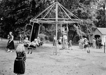 836322 Afbeelding van kinderen uit Marken tijdens een schoolreisje naar Arnhem en omgeving, waarbij ook de speeltuin op ...
